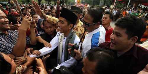 Jokowi blusukan bertemu dengan masyarakat.