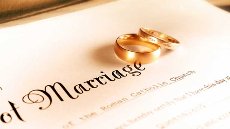 Ilustrasi cincin dan sertifikat pernikahan.