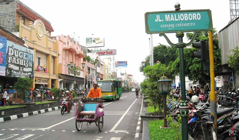 Keadaan Jalan Malioboro. Sumber: Wikipedia